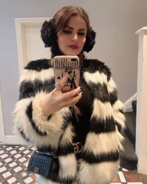 Sahar Moghadass Instagram - سلام به همگى دوستان خيليهاتون ازم خواسته بودين كه لايو بذارم منم تصميم گرفتم همين روزا  اين كارو انجام بدم ميخوام كمى با هم گپ بزنيم و خوش بگذرونيم تو اين روزهاى قرنطينه ، دوست دارين موضوع لايومون چى باشه چه روز و ساعتى بهتره به نظرتون و چكار كنيم كه بهمون كلى خوش بگذره ؟ آيــــا ؟ 😃
عكس قديميه و اين لباس پوست اصل نيست ..... old pic 
#sahar #saharmusic #god #love #