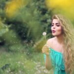 Sahar Moghadass Instagram - ‎به اميد باز شدن همه ى گره هاى زندگيتون و رسيدن به همه ى آرزوهاى قشنگتون ١٣ بدرتون مبارك ❤️🌱 در خانه بمانيم 🙏🏻 ‎اين عكس قديميه ... . . Photo : @namastudio 🙏🏻 #sahar #saharmusic #god #love #در_خانه_بمانیم #❤️