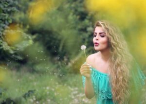 Sahar Moghadass Instagram - ‎به اميد باز شدن همه ى گره هاى زندگيتون و رسيدن به همه ى آرزوهاى قشنگتون ١٣ بدرتون مبارك ❤️🌱 در خانه بمانيم 🙏🏻
‎اين عكس قديميه ... .
.
Photo : @namastudio 🙏🏻
#sahar #saharmusic #god #love #در_خانه_بمانیم #❤️