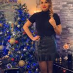 Sahar Moghadass Instagram - داشتم عكساىِ گالرى گوشيمو نگاه ميكردم كه چشمم به اين عكس افتاد ، براى كريسمسى بود كه گذشت ، يه دفعه دلم گرفت چه خوب بود اون وقتها با دوستامون دور هم جمع ميشديم و كلى خوش ميگذشت ، الان قدر همه اون روزا رو بهتر ميدونم .... . #sahar #saharmusic #love #god #❤️ Brentford