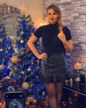 Sahar Moghadass Instagram - داشتم عكساىِ گالرى گوشيمو نگاه ميكردم كه چشمم به اين عكس افتاد ، براى كريسمسى بود كه گذشت ، يه دفعه دلم گرفت چه خوب بود اون وقتها با دوستامون دور هم جمع ميشديم و كلى خوش ميگذشت ، الان قدر همه اون روزا رو بهتر ميدونم ....
.
#sahar #saharmusic #love #god #❤️