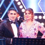 Sahar Moghadass Instagram - جاى شعر خالى ...همراه با عليرضا جان همكار خوش اخلاق و هنرمندم 🧡 . @alireza_music1363 @manotoofficial . Makeup&hair : @beautybbelle ❤️ . #sahar #saharmusic #manoto #jayesherkhali #god #love #❤️ Manoto TV