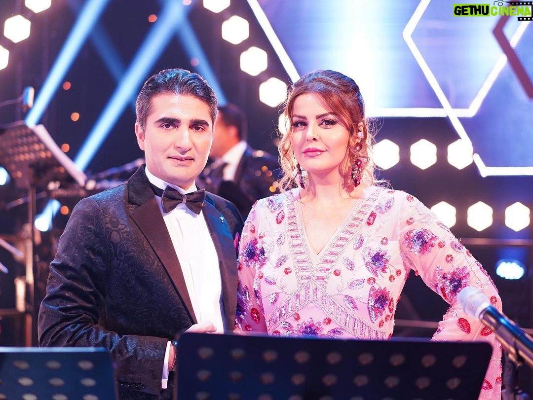 Sahar Moghadass Instagram - جاى شعر خالى ...همراه با عليرضا جان همكار خوش اخلاق و هنرمندم 🧡 . @alireza_music1363 @manotoofficial . Makeup&hair : @beautybbelle ❤️ . #sahar #saharmusic #manoto #jayesherkhali #god #love #❤️ Manoto TV
