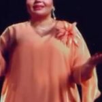 Sahar Moghadass Instagram - سال نو مبارك همتون سلامت باشين و سال ٩٩ براتون پُر بركت باشه 🙏🏻❤️ اجراى آهنگ مهمون بهار در كنارِ استاد بى نظير و بى تكرار زنده ياد بانو هايده عزيز و نازنينم اين اجرا بهترين تجربه زندگى من شد 😭 بايد تشكر كنم از آقا و خانم عباسى عزيز و همه ى عزيزان تيم خوب منوتو كه من رو لايقِ دونستن و بهم اعتماد كردن و منو براى اين اجرا انتخاب كردن 🙏🏻❤️ . @manotoofficial . . Dress : @azifashionhouse_ 🙏🏻 #sahar #saharmusic #hayedeh #love #god #❤️