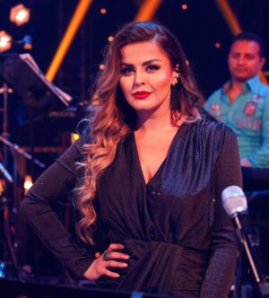 Sahar Moghadass Instagram - سلام به همگى پيشاپيش سال نو رو به همتون تبريك ميگم ❤️
امسال عيد در برنامه نوروزىِ شبكه منوتو مهمان خونهاى گرم شما هستيم و كلى براتون برنامه هاى جذاب تدارك ديديم 🥰 امسال من با يكى از بزرگترين اسطوره هاى دوران طلايىِ موسيقى ايران روى استيج همخوانى ميكنم و اين بزرگترين افتخارى هست كه نصيبم شده ميتونيد حدس بزنيد اين اسطوره بزرگ و بى تكرار چه كسى ميتونه باشه ؟ .
@manotoofficial .
.
#sahar #saharmusic #manoto #eyd #god #love #❤️
