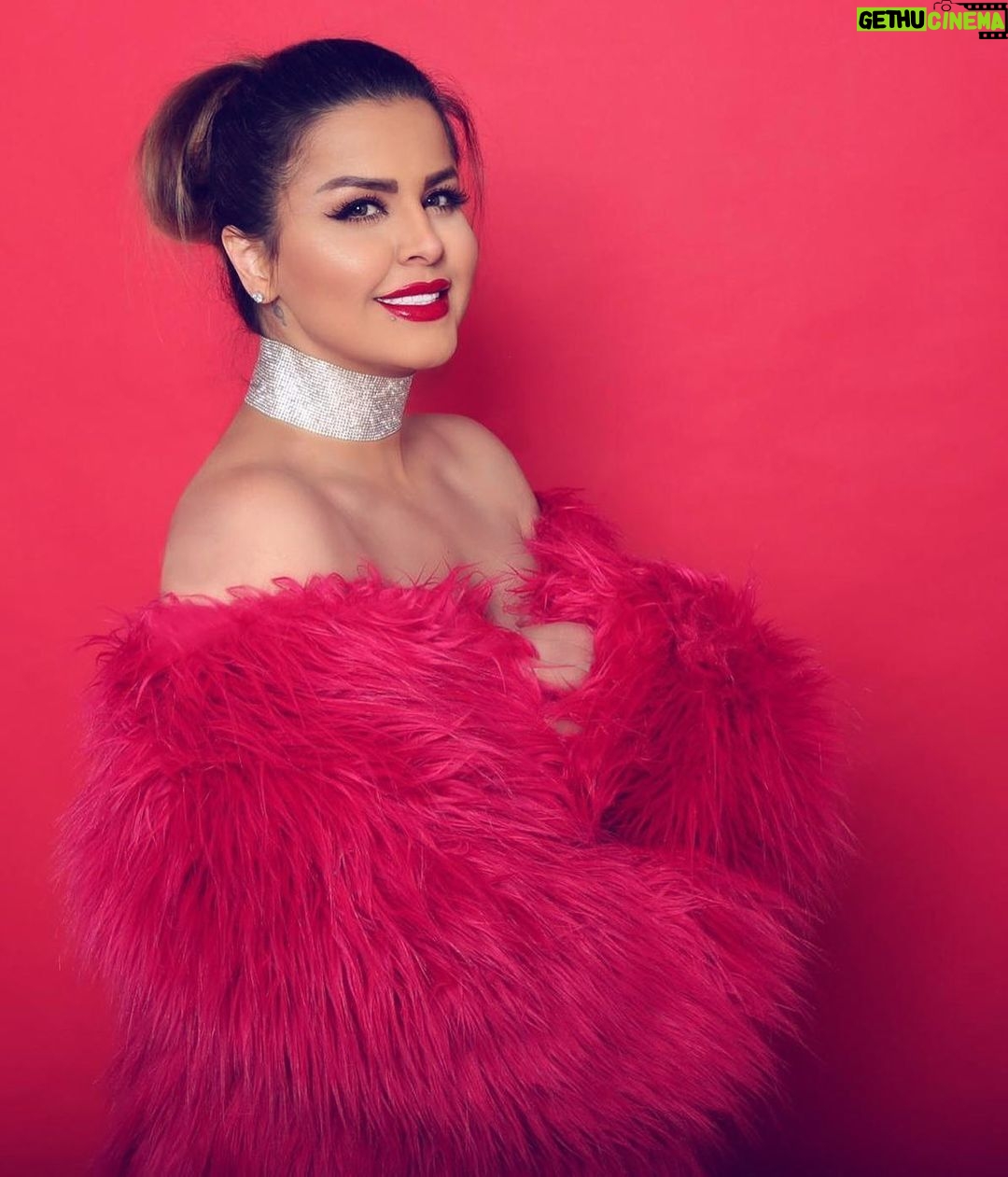 Sahar Moghadass Instagram - عزيزاى دلــم آهنگ ( دل ) رو شنيدين ؟ نظراتتون رو برام بنويسيد تك تكِ نظراتتونو ميخونم ❤️ . Coat : @azifashionhouse_ . . Photo : @namastudio . . #sahar #saharmusic #del #newsong #love #god #❤️