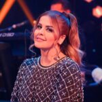 Sahar Moghadass Instagram - اميدوارم امشب از ديدن برنامه ( جاى شعر خالى ) لذت ببريد ❤️🙏🏻 لطفاً توى خونه هامون بمونيم و براى كارهاى غير ضرورى منزل رو ترك نكنيم اين براى خودمون و كل جامعه خيلى ميتونه مفيد باشه 🙏🏻 . #sahar #saharmusic #manoto #jayesherkhali #god #love #❤️ Manoto TV