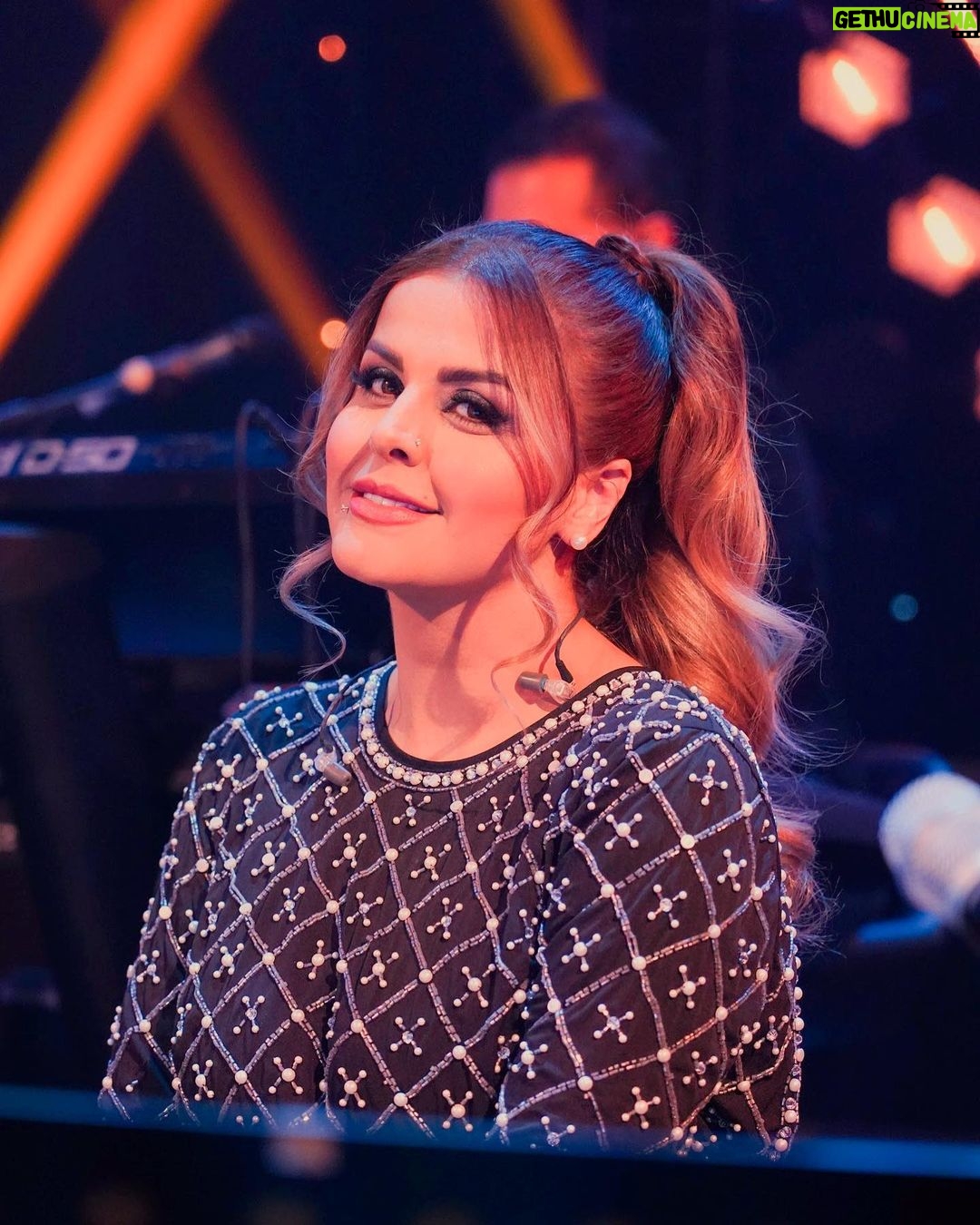 Sahar Moghadass Instagram - اميدوارم امشب از ديدن برنامه ( جاى شعر خالى ) لذت ببريد ❤️🙏🏻 لطفاً توى خونه هامون بمونيم و براى كارهاى غير ضرورى منزل رو ترك نكنيم اين براى خودمون و كل جامعه خيلى ميتونه مفيد باشه 🙏🏻 . #sahar #saharmusic #manoto #jayesherkhali #god #love #❤️ Manoto TV