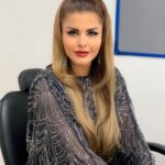 Sahar Moghadass Instagram - ‎عکسهاى پشت صحنه جاى شعر خالى ... بعد از اينكه مهشيد خانم بند رو آماده كردن براى روى استيج رفتن 🤍🙏🏻 لطفاً ورق بزنيد 🤍 Makeup & hair : @beautybbelle ❤️ . . . #sahar #saharmusic #manoto #jayesherkhali #جاى_شعر_خالى #love #god #❤️