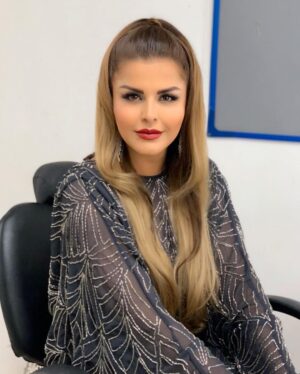 Sahar Moghadass Instagram - ‎عکسهاى پشت صحنه جاى شعر خالى ... بعد از اينكه مهشيد خانم بند رو آماده كردن براى روى استيج رفتن 🤍🙏🏻 لطفاً ورق بزنيد 🤍

Makeup & hair : @beautybbelle ❤️
.
.
.
#sahar #saharmusic #manoto #jayesherkhali #جاى_شعر_خالى #love #god #❤️