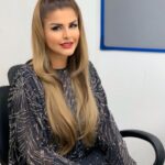 Sahar Moghadass Instagram - ‎عکسهاى پشت صحنه جاى شعر خالى ... بعد از اينكه مهشيد خانم بند رو آماده كردن براى روى استيج رفتن 🤍🙏🏻 لطفاً ورق بزنيد 🤍 Makeup & hair : @beautybbelle ❤️ . . . #sahar #saharmusic #manoto #jayesherkhali #جاى_شعر_خالى #love #god #❤️