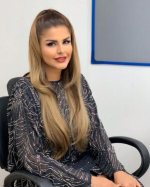 Sahar Moghadass Instagram - ‎عکسهاى پشت صحنه جاى شعر خالى ... بعد از اينكه مهشيد خانم بند رو آماده كردن براى روى استيج رفتن 🤍🙏🏻 لطفاً ورق بزنيد 🤍

Makeup & hair : @beautybbelle ❤️
.
.
.
#sahar #saharmusic #manoto #jayesherkhali #جاى_شعر_خالى #love #god #❤️