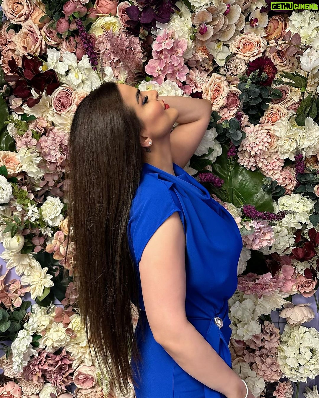 Sahar Moghadass Instagram - با تو از خودم خوشم مياد عشقت مثله يه پيرهنه كه هربار ميپوشـم بهم مياد 💙 Bocca Lounge