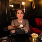 Sahar Moghadass Instagram - عزيزاى دل ، مهربونترينها از تك تكتون بابت تبريك تولدم ممنونم اميدوارم هميشه موفق و سلامت باشيد و لبتون خندون 🎂❤️🙏🏻 . . #sahar #saharmusic #cesar #birthday #paris # Cesar Paris Restaurant