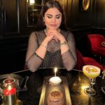 Sahar Moghadass Instagram - عزيزاى دل ، مهربونترينها از تك تكتون بابت تبريك تولدم ممنونم اميدوارم هميشه موفق و سلامت باشيد و لبتون خندون 🎂❤️🙏🏻 . . #sahar #saharmusic #cesar #birthday #paris # Cesar Paris Restaurant