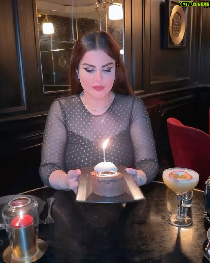 Sahar Moghadass Instagram - عزيزاى دل ، مهربونترينها از تك تكتون بابت تبريك تولدم ممنونم اميدوارم هميشه موفق و سلامت باشيد و لبتون خندون 🎂❤️🙏🏻 . . #sahar #saharmusic #cesar #birthday #paris # Cesar Paris Restaurant