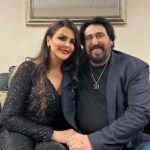 Sahar Moghadass Instagram - از چى بگم ؟ از يه عمر خاطره با صدا و آهنگهاشون يا اخلاق فوق العاده و خاكى بودنشون شهرام جان عزيز همه ما دوستتون داريم بمونين برامون 🙏🏻🩷🎶 در كنارتون روى استيج افتخارى بود كه نصيبم شد 🥹 . @shahrame_shabpareh #shahram_shabpareh #saharmuisc #سحر London, Unιted Kingdom