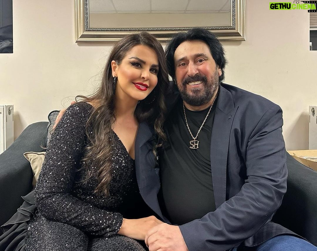 Sahar Moghadass Instagram - از چى بگم ؟ از يه عمر خاطره با صدا و آهنگهاشون يا اخلاق فوق العاده و خاكى بودنشون شهرام جان عزيز همه ما دوستتون داريم بمونين برامون 🙏🏻🩷🎶 در كنارتون روى استيج افتخارى بود كه نصيبم شد 🥹 . @shahrame_shabpareh #shahram_shabpareh #saharmuisc #سحر London, Unιted Kingdom