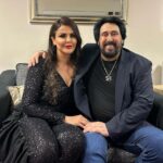 Sahar Moghadass Instagram - از چى بگم ؟ از يه عمر خاطره با صدا و آهنگهاشون يا اخلاق فوق العاده و خاكى بودنشون شهرام جان عزيز همه ما دوستتون داريم بمونين برامون 🙏🏻🩷🎶 در كنارتون روى استيج افتخارى بود كه نصيبم شد 🥹 . @shahrame_shabpareh #shahram_shabpareh #saharmuisc #سحر London, Unιted Kingdom