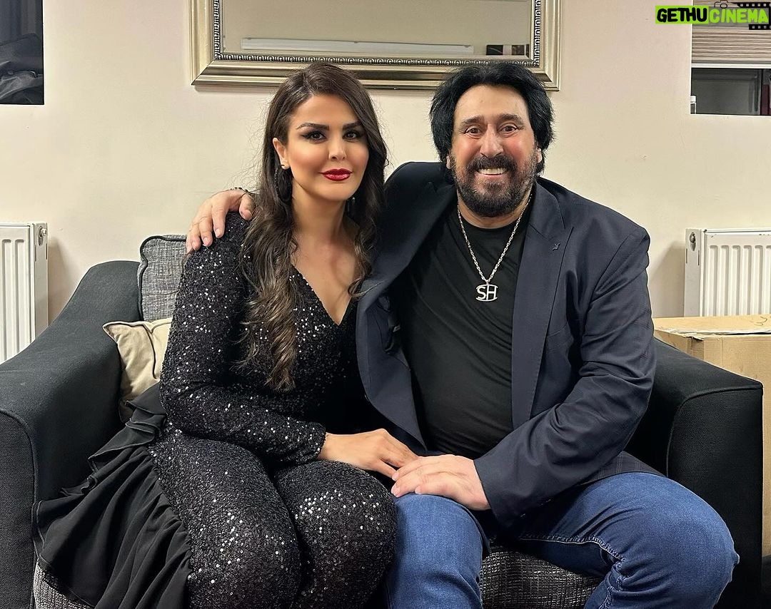 Sahar Moghadass Instagram - از چى بگم ؟ از يه عمر خاطره با صدا و آهنگهاشون يا اخلاق فوق العاده و خاكى بودنشون شهرام جان عزيز همه ما دوستتون داريم بمونين برامون 🙏🏻🩷🎶 در كنارتون روى استيج افتخارى بود كه نصيبم شد 🥹 . @shahrame_shabpareh #shahram_shabpareh #saharmuisc #سحر London, Unιted Kingdom
