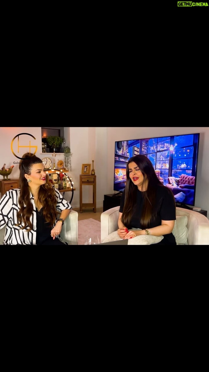 Sahar Moghadass Instagram - اجراى زنده آهنگ ( غـريبه ) از ساخته هاى استاد حسن شماعى زاده 🙏🏻 ترانه سُرا : ايرج رزمجو آهنگساز : حسن شماعى زاده تنظيم : منوچهر چشم آذر #sahar #saharmusic #saharmoghaddas #hassanshamaeizadeh #persiansinger