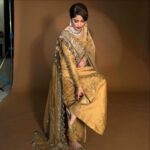 Sajal Ali Instagram - Styled by my fav girl @aarindanoor For @haroonsharifjewellers Bts credit @mominaharoon 🤍 Hair&makeup @mubsher.bhatti @maria_mahesar Wearing @lajwantiofficial