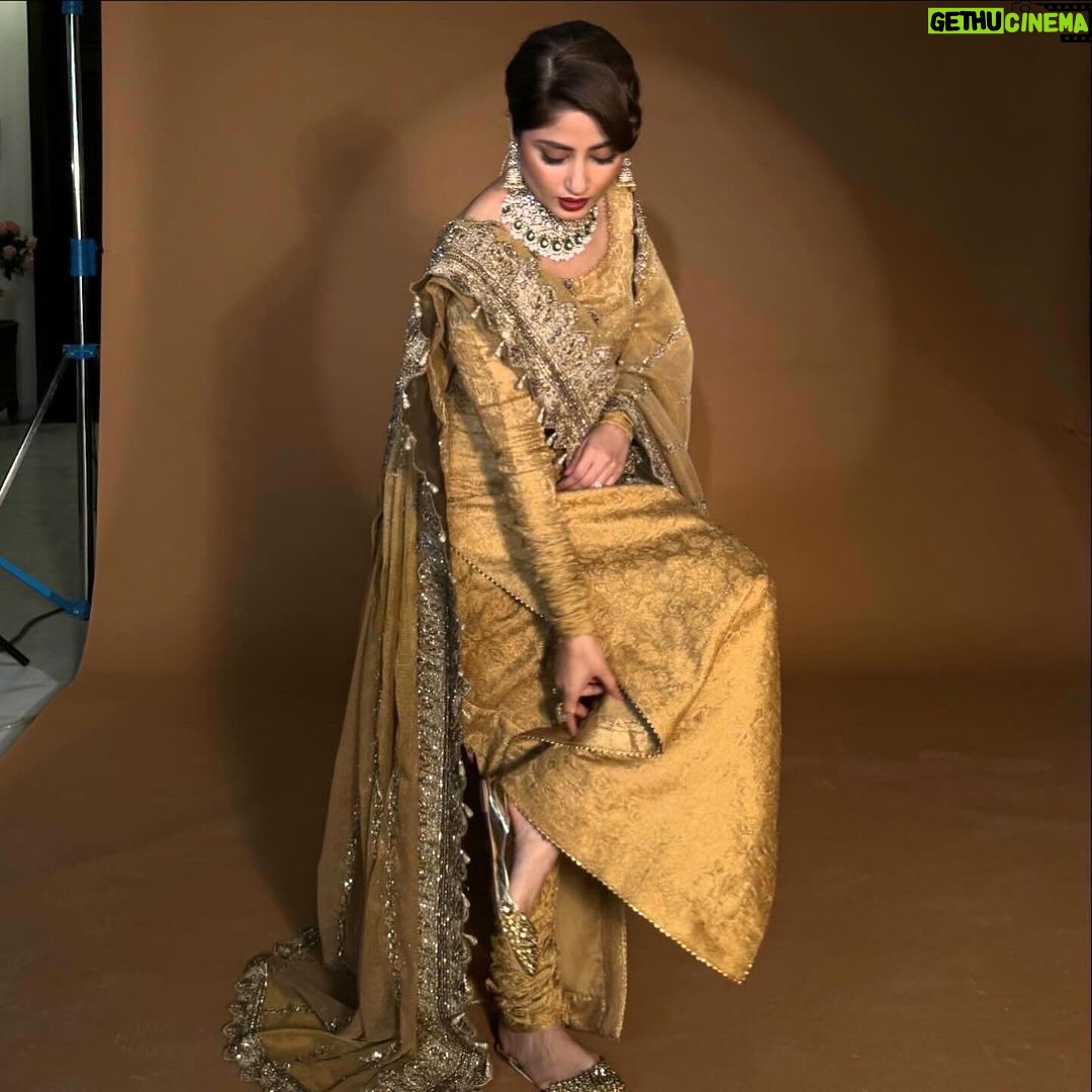 Sajal Ali Instagram - Styled by my fav girl @aarindanoor For @haroonsharifjewellers Bts credit @mominaharoon 🤍 Hair&makeup @mubsher.bhatti @maria_mahesar Wearing @lajwantiofficial