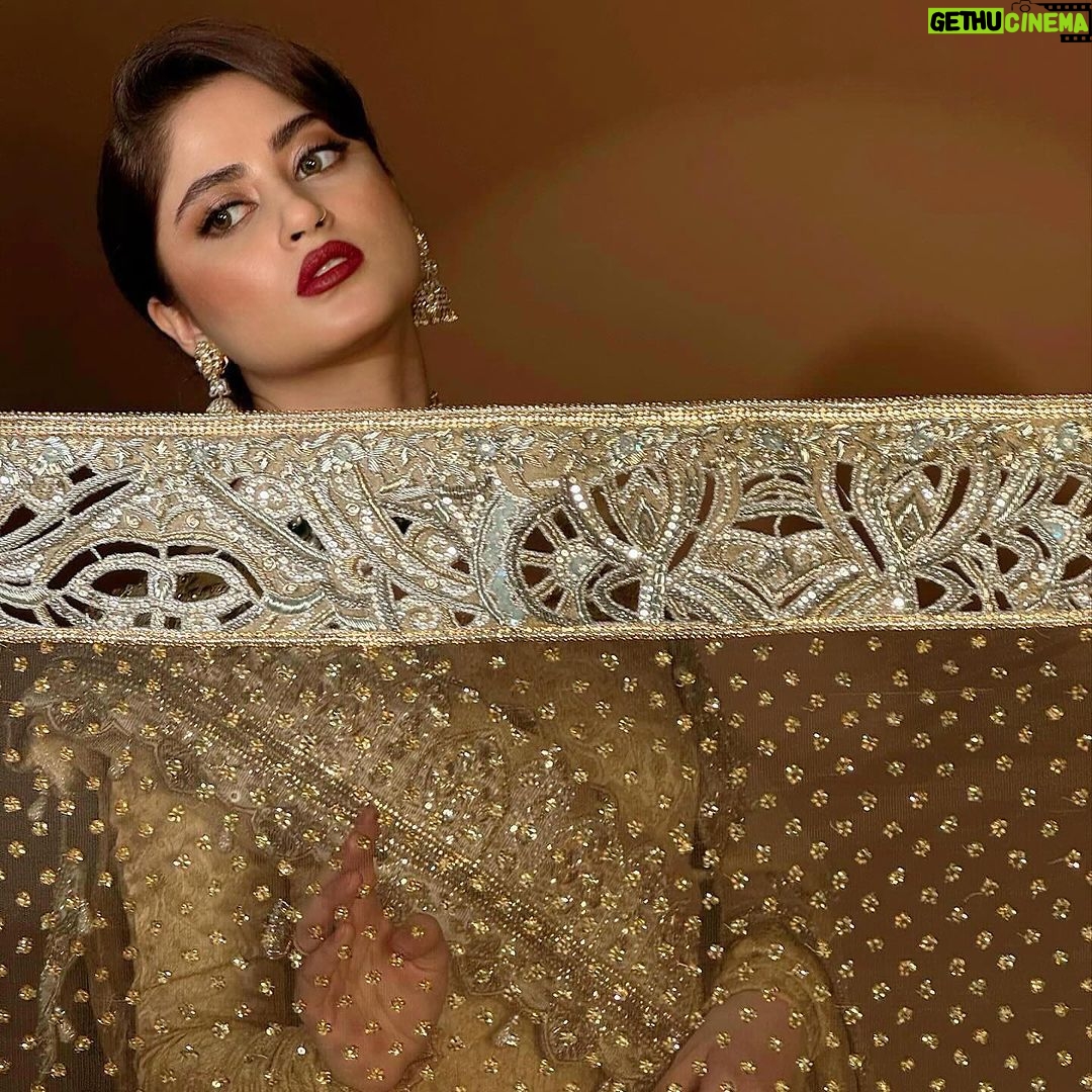 Sajal Ali Instagram - Styled by my fav girl @aarindanoor For @haroonsharifjewellers Bts credit @mominaharoon 🤍 Hair&makeup @mubsher.bhatti @maria_mahesar Wearing @lajwantiofficial