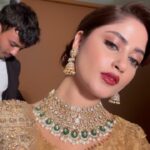 Sajal Ali Instagram - Styled by my fav girl @aarindanoor For @haroonsharifjewellers Bts credit @mominaharoon 🤍 Hair&makeup @mubsher.bhatti @maria_mahesar Wearing @lajwantiofficial
