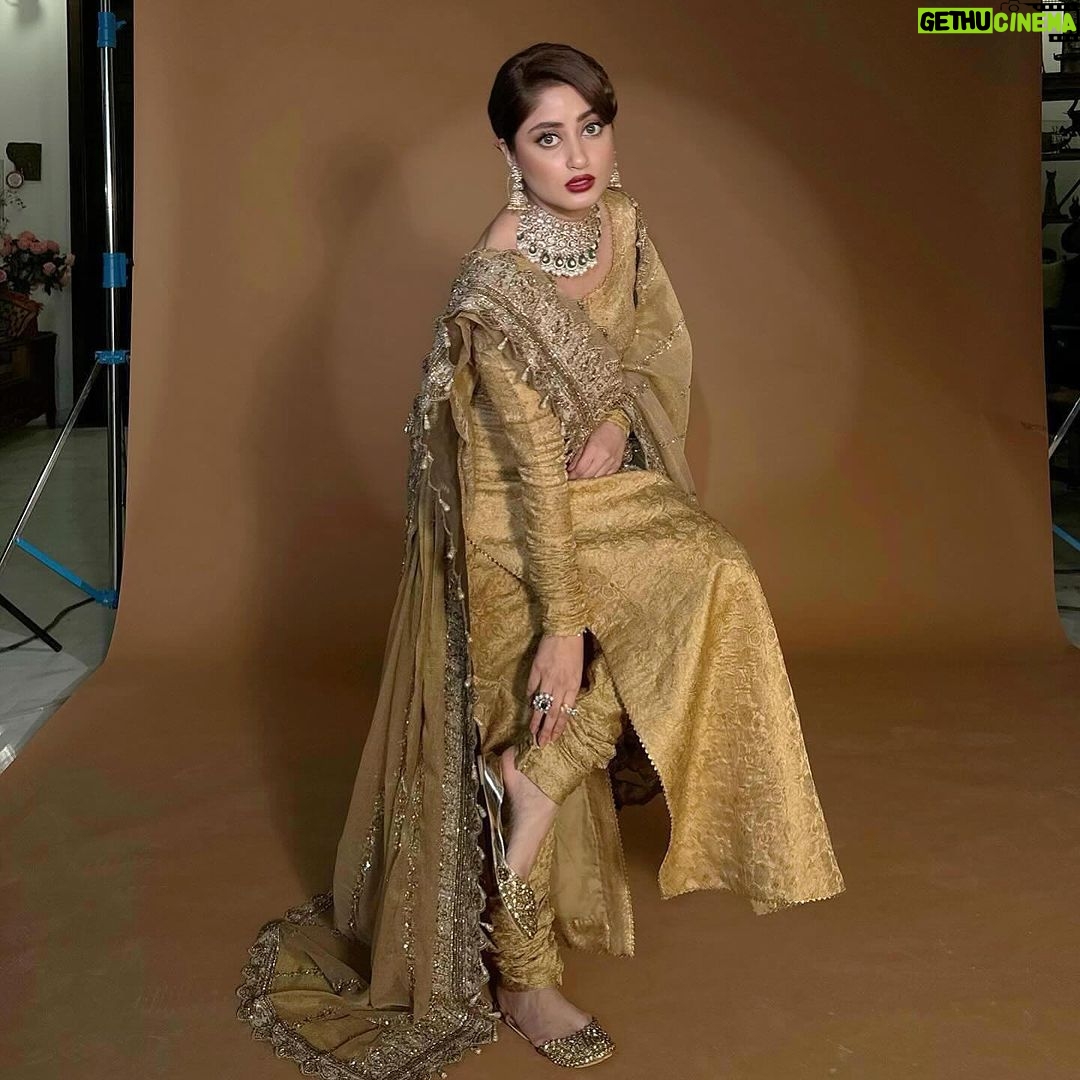 Sajal Ali Instagram - Styled by my fav girl @aarindanoor For @haroonsharifjewellers Bts credit @mominaharoon 🤍 Hair&makeup @mubsher.bhatti @maria_mahesar Wearing @lajwantiofficial