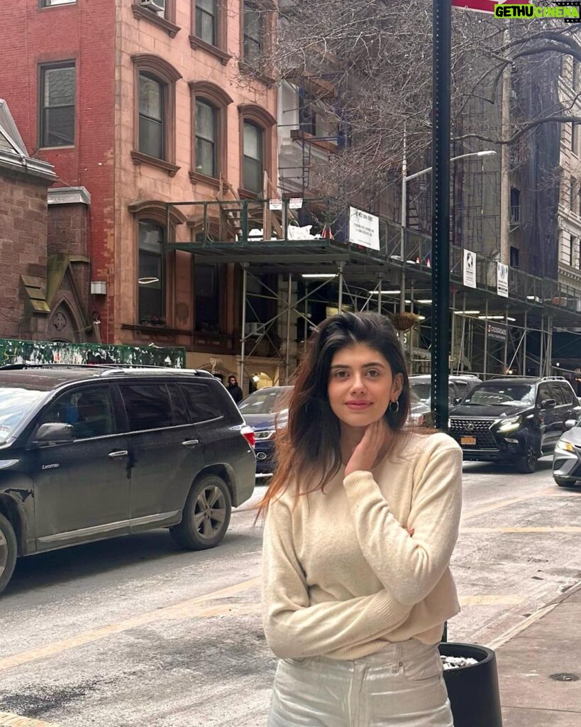 Sanjana Sanghi Instagram - An eggs benny a day. A jazz or comedy show every evening. A new friend a day. Many discoveries everyday 🤍✨ You have my heart, New York. New York City