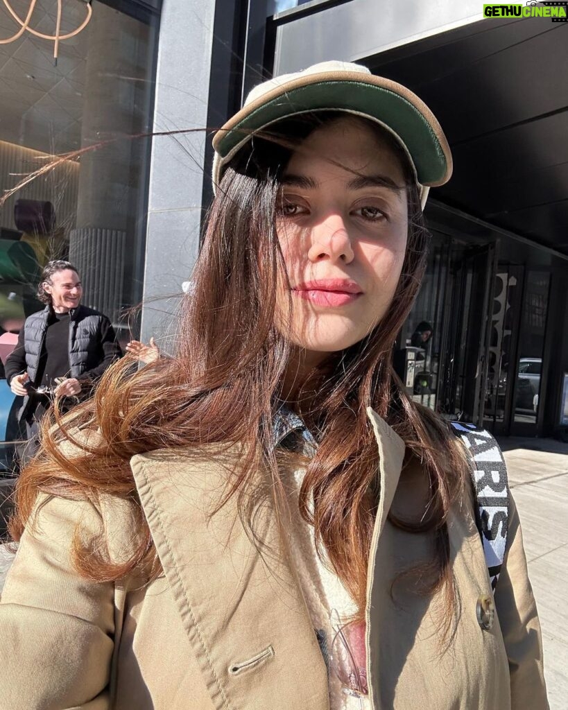 Sanjana Sanghi Instagram - An eggs benny a day. A jazz or comedy show every evening. A new friend a day. Many discoveries everyday 🤍✨ You have my heart, New York. New York City