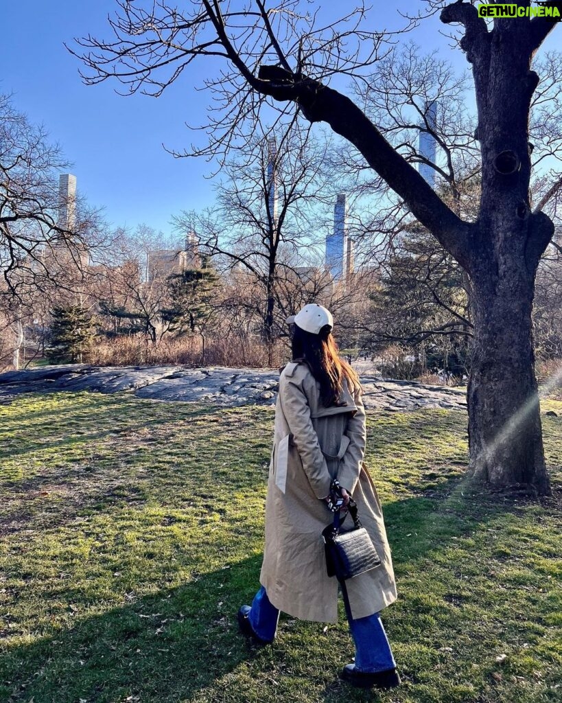 Sanjana Sanghi Instagram - Somehow warm & fuzzy even amidst your snowfall, New York? 🤍❄️☀️ So grateful for the learnings, memories & adventures of the last few days here. New York City