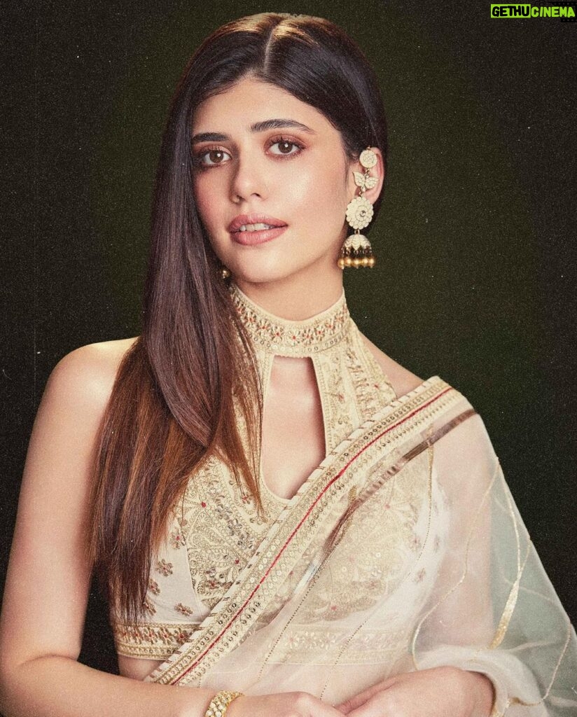 Sanjana Sanghi Instagram - ❤‍🩹✨ ——- Gratitude to @gujarattourism for honouring Dhak Dhak with the Most Inspiring Film Of The Year at the iconic Ahemdabad waterfront @ggawardofficial ✨ Styled by @eshaamiin1 ☀