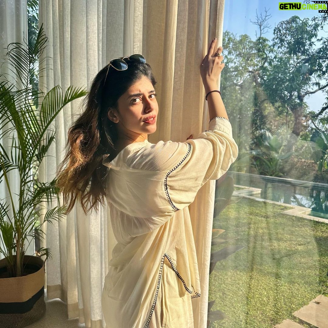 Sanjana Sanghi Instagram - Only felt right to try and sum up the most hectic year of my life yet in the most quiet & wholesome way possible. ๐งกโ๏ธ Big ups to @airbnb for making sure i wrapped 2023 in a way which was all that & more ๐ Goa