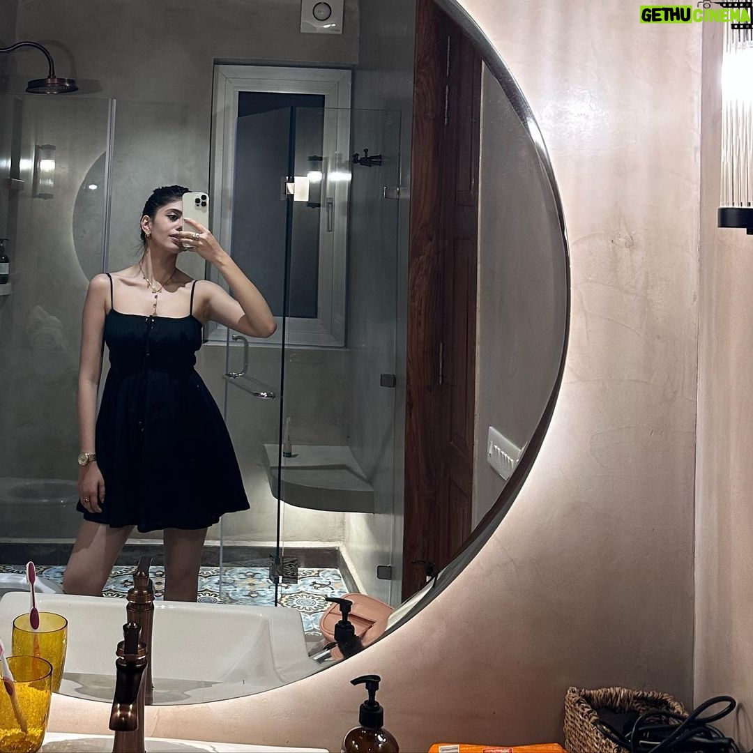 Sanjana Sanghi Instagram - Only felt right to try and sum up the most hectic year of my life yet in the most quiet & wholesome way possible. ๐งกโ๏ธ Big ups to @airbnb for making sure i wrapped 2023 in a way which was all that & more ๐ Goa