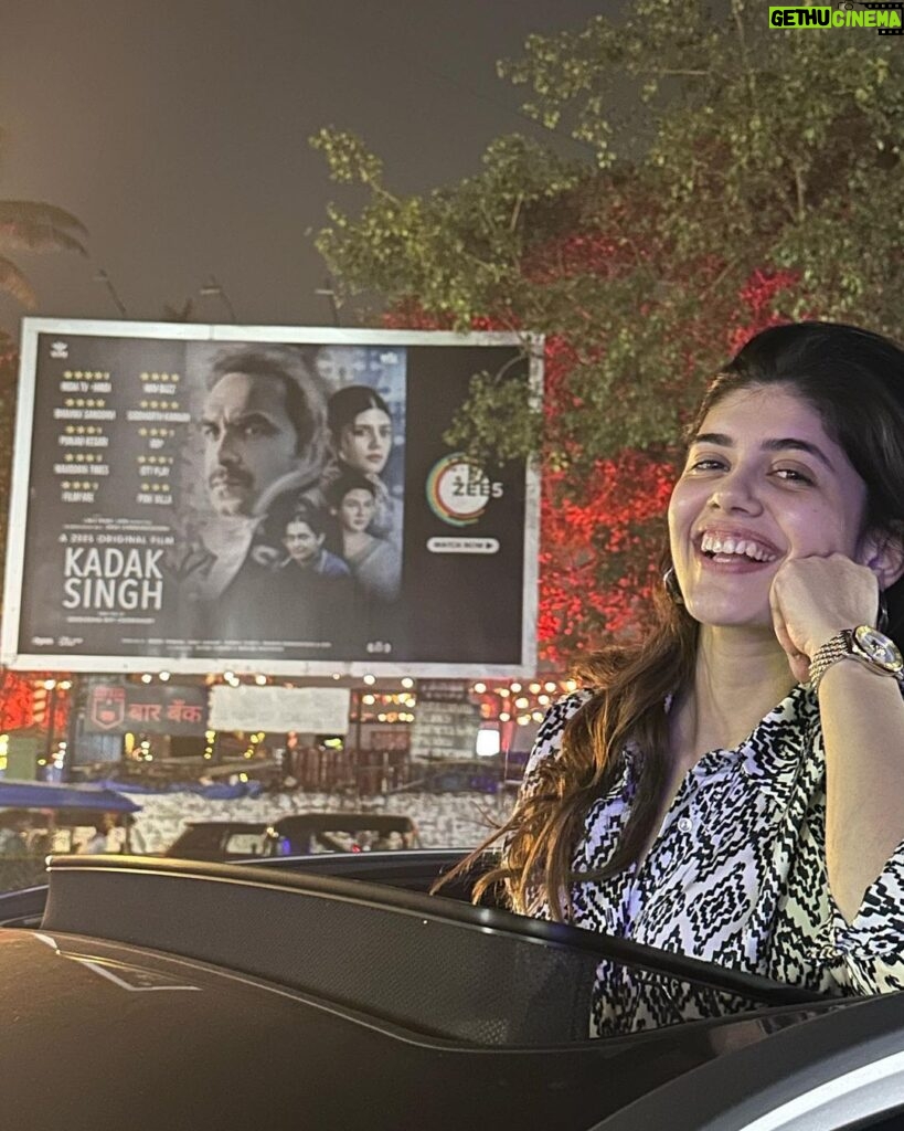 Sanjana Sanghi Instagram - Circa 2018. When I first moved to Mumbai to pursue acting full time after graduating from LSR College in New Delhi, this specific billboard in Juhu was one I’d cross everyday with the Mumbai breeze rustling against the auto-rikshaw. I’d always be looking up at it, with a glee of hope and dreams in my heart that I was mostly too scared to even acknowledge to myself. As I drove past that very billboard last night, seeing Kadak Singh up there made my heart shine & smile. Smile with joy as an ode to the power of believing. To dreaming. To learning. To be hard working. To be non- fearing. 2024, I’m so excited about you being a wholesome melting pot of all these beautiful feelings and more. ✨🧡 #HeadDownEyesForward ☀ Juhu, Mumbai