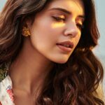 Sanjana Sanghi Instagram - Love. Life. Laughter. Learnings. #2023 🧡 / From a quick 📸 pit stop at the beach in between a press day for #KadakSingh 💜☀️ / Mumbai, Maharashtra