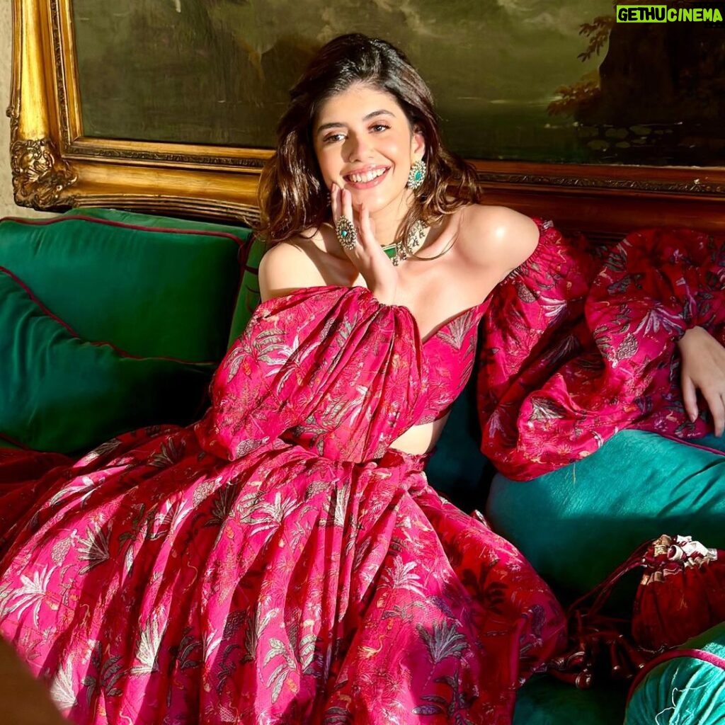 Sanjana Sanghi Instagram - Haven’t been able to celebrate my favourite festival Diwali this in the grand way I love to, so here’s a #tbt last year. But sending my fam so much love & light today, and everyday 💕 HAPPY HAPPY DIWALI! (I know I’ve been quiet out here, but you’ll all know why very soon 💜 )