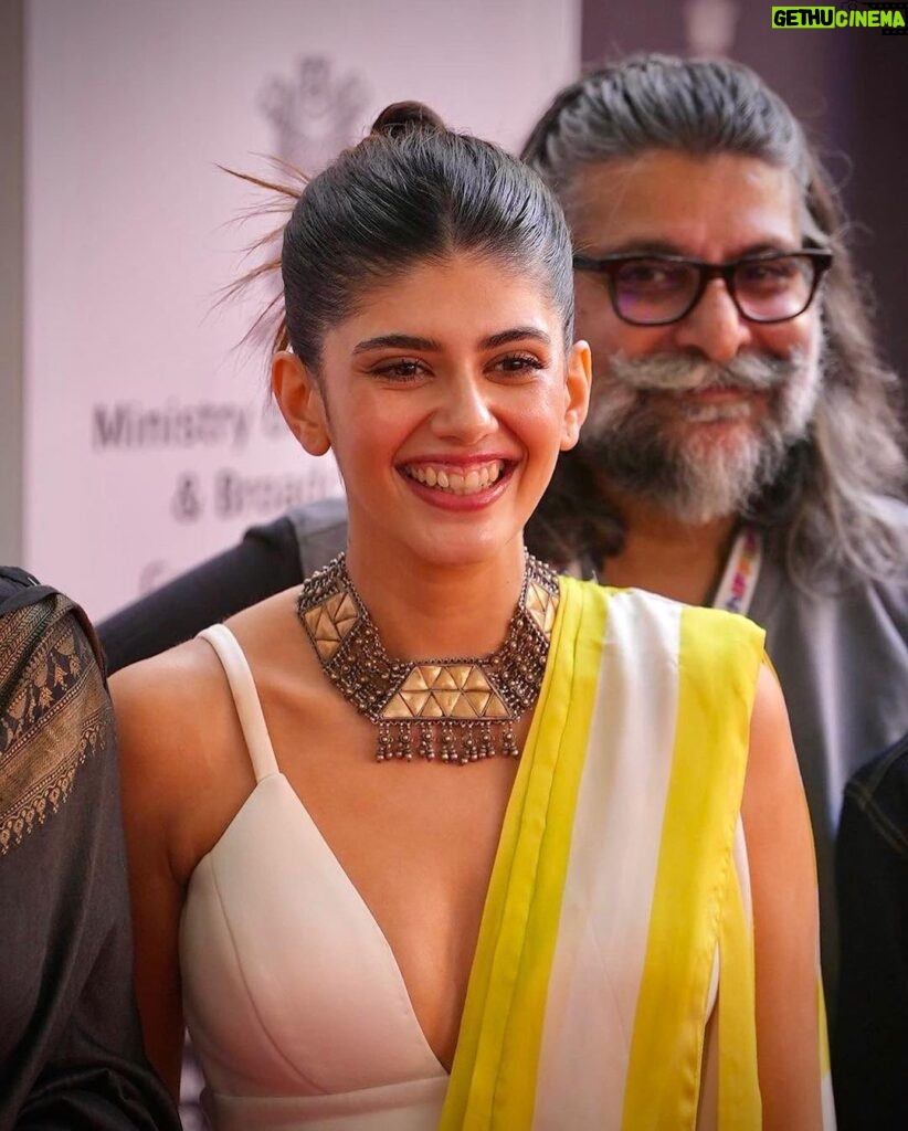 Sanjana Sanghi Instagram - The Gala World Premier of #KadakSingh at @iffigoa was such an incredible honour. An afternoon of showing our film for the very first time to overwhelming love from the audiences. So special. 💛✨ IFFI Goa