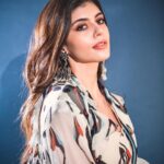 Sanjana Sanghi Instagram - Yeh dil kyun haath na aaye? 🕊️💙 #DhakDhak in theatres now! Wearing @akok.in by @anamikakhanna.in @anamikakhannaindia ✨ • @tryagaintoobad •