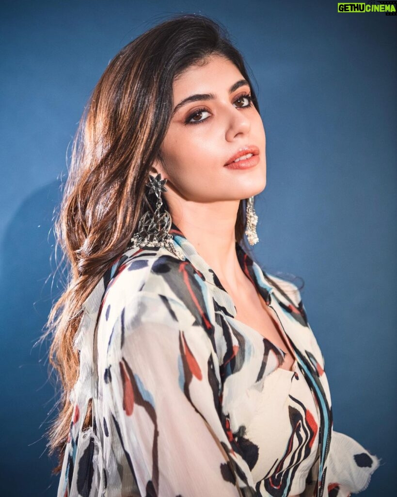 Sanjana Sanghi Instagram - Yeh dil kyun haath na aaye? 🕊️💙 #DhakDhak in theatres now! Wearing @akok.in by @anamikakhanna.in @anamikakhannaindia ✨ • @tryagaintoobad •