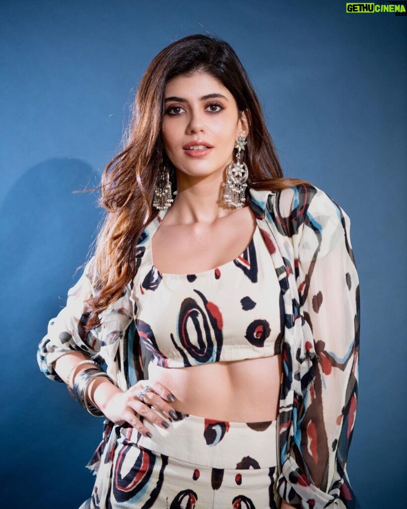 Sanjana Sanghi Instagram - Yeh dil kyun haath na aaye? 🕊️💙 #DhakDhak in theatres now! Wearing @akok.in by @anamikakhanna.in @anamikakhannaindia ✨ • @tryagaintoobad •