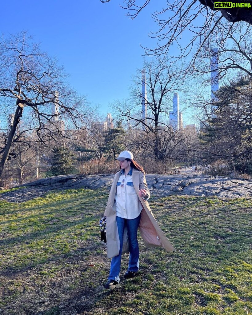 Sanjana Sanghi Instagram - Somehow warm & fuzzy even amidst your snowfall, New York? 🤍❄️☀️ So grateful for the learnings, memories & adventures of the last few days here. New York City