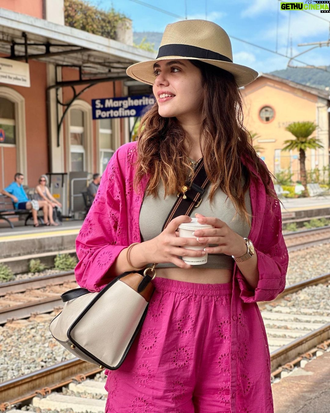 Sanjana Sanghi Instagram - A train from the Ligurian coast then led me to Florence.💕☀️ Dipped in precious ancient history, trickled with beautiful artisanal shops, vintage stores & cafes in every corner, brimming with life. Late night strolls along its streets have felt feel like nectar for an actor’s creative spirit. #SOnVacay #OffDuty . . . . . _______ 📸 1 : Lipsy on @nykaafashion Florence, Italy