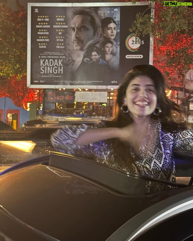 Sanjana Sanghi Instagram - Circa 2018. When I first moved to Mumbai to pursue acting full time after graduating from LSR College in New Delhi, this specific billboard in Juhu was one I’d cross everyday with the Mumbai breeze rustling against the auto-rikshaw. I’d always be looking up at it, with a glee of hope and dreams in my heart that I was mostly too scared to even acknowledge to myself. As I drove past that very billboard last night, seeing Kadak Singh up there made my heart shine & smile. Smile with joy as an ode to the power of believing. To dreaming. To learning. To be hard working. To be non- fearing. 2024, I’m so excited about you being a wholesome melting pot of all these beautiful feelings and more. ✨🧡 #HeadDownEyesForward ☀ Juhu, Mumbai