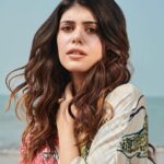 Sanjana Sanghi Instagram – Love. Life. Laughter. Learnings. #2023 🧡

/ From a quick 📸 pit stop at the beach in between a press day for #KadakSingh 💜☀️ / Mumbai, Maharashtra