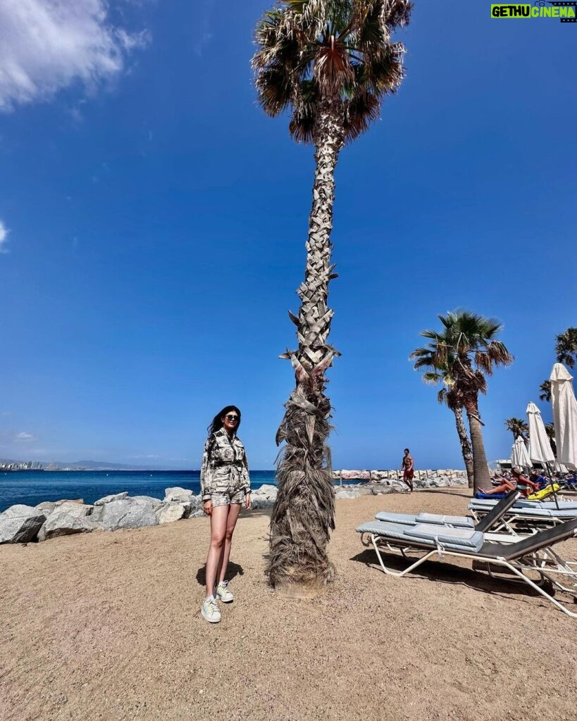 Sanjana Sanghi Instagram - Final stop in the summer across Europe was : Barcelona 💫🌴☀️ Tapas was had. Sun was soaked. Dancing was done. Fun was had. Lots of it. ( Goes without saying the ZNMD sound track was playing in my head every second 😅💕 ) Barcelona, Spain