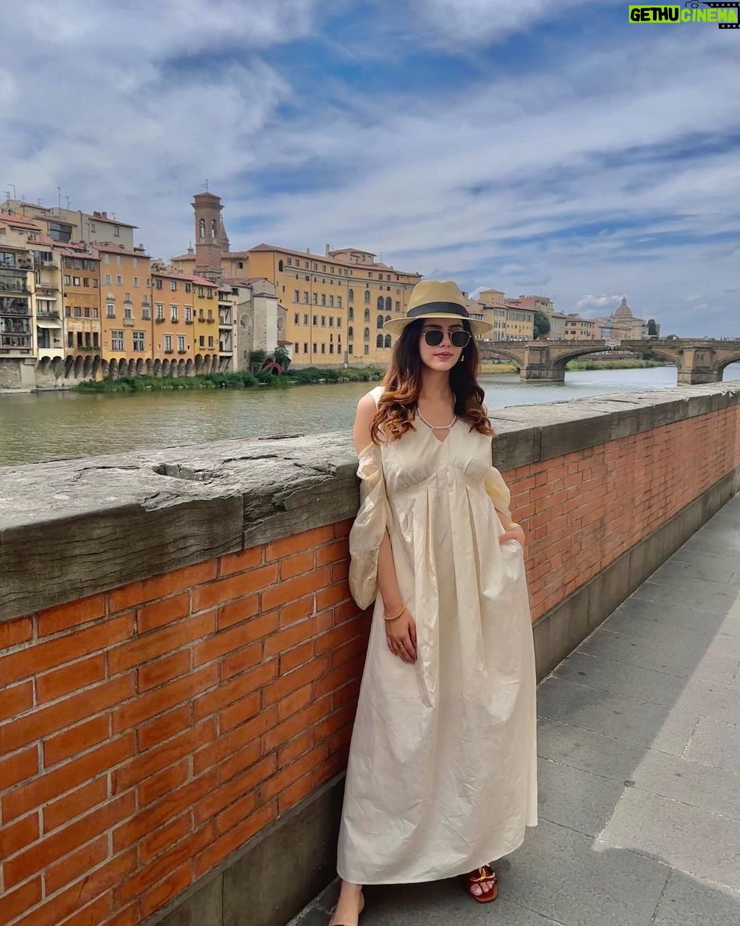 Sanjana Sanghi Instagram - A train from the Ligurian coast then led me to Florence.💕☀️ Dipped in precious ancient history, trickled with beautiful artisanal shops, vintage stores & cafes in every corner, brimming with life. Late night strolls along its streets have felt feel like nectar for an actor’s creative spirit. #SOnVacay #OffDuty . . . . . _______ 📸 1 : Lipsy on @nykaafashion Florence, Italy