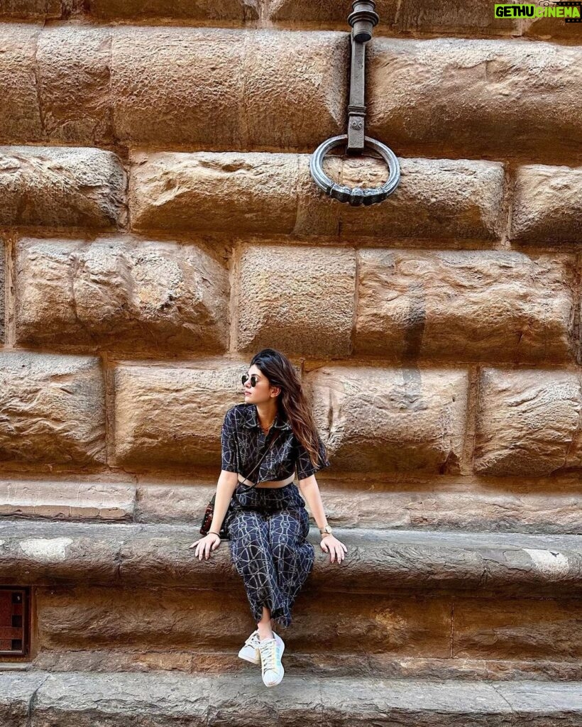 Sanjana Sanghi Instagram - A train from the Ligurian coast then led me to Florence.💕☀️ Dipped in precious ancient history, trickled with beautiful artisanal shops, vintage stores & cafes in every corner, brimming with life. Late night strolls along its streets have felt feel like nectar for an actor’s creative spirit. #SOnVacay #OffDuty . . . . . _______ 📸 1 : Lipsy on @nykaafashion Florence, Italy